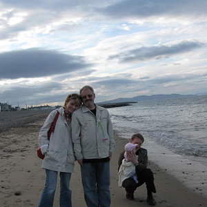 Zdjęcie rodzinne: mama, dziadek, tata z córą i ...morze:)