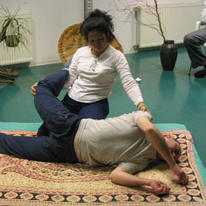 12 rozciaganie kregoslupa w tyl Serdecznie zapraszamy na kolejne, cykliczne warsztaty masaży z Azji
południowo-wschodniej, prowadzone przez Kanya Kro