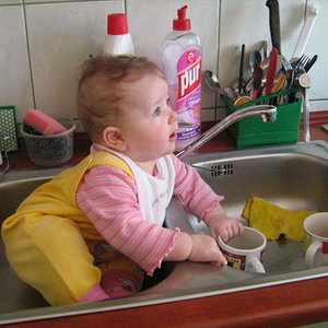 ...pomoge mamie pomyć naczynia