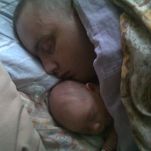 z tatusiem słodko śpią